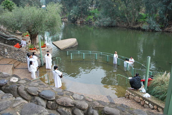 die müssen echt komplett untertauchen und stehen vorher mindestens 15 Min. im eiskalten Wasser des Jordan. Lungen- und Blasenentzündung vorprogrammiert.
