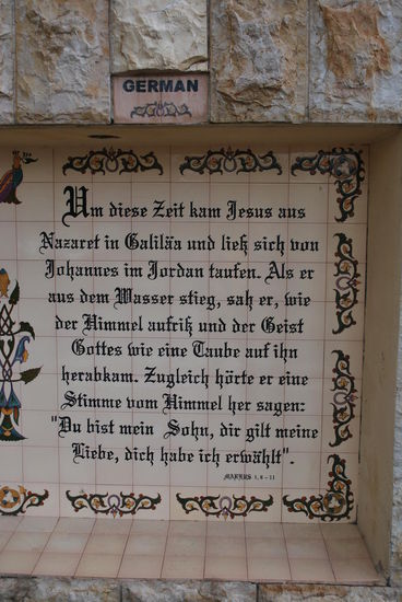 Das Wort zum Sonntag... ich bin mit Yardenit durch. Mein österreichischer Sitznachbar erzählt von seiner Fuss-Waschung und zeigt mir das Beweisfoto. Er fand´s lustig und zumindest hat er jetzt saubere Füße...
Ab Yardenit geht es ohne weitere Stopps zurück nach Tel Aviv und nach insgesamt 12-Ausflugstunden bin ich müde in meinem Hotel zurück. 
Morgen ist der letzte Tag und ich habe keine Lust mehr auf Kirchen und Museen. Einfach nur Bummeln, etwas Shoppen - mal sehen.