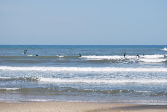 okay, Hawaii ist es jetzt nicht, die Mittelmeerwellen sind nicht die Monsterwellen des Pazifiks - aber es ist ein schöner Anblick !