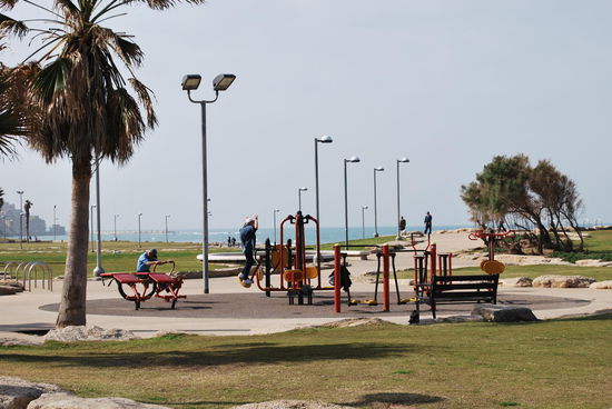 Eines der Freiluft-Fitness-Studios. Auch wenn es nach Kinderspielplatz aussieht: Es sind gut funktionierende Kraftmaschinen, die tip-top in Ordnung und gepflegt sind.