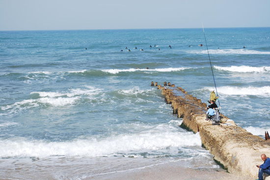 Angeln ist auch erlaubt - am Strand von Tel Aviv gibt es echt für jeden Geschmack eine Beschäftigung.
