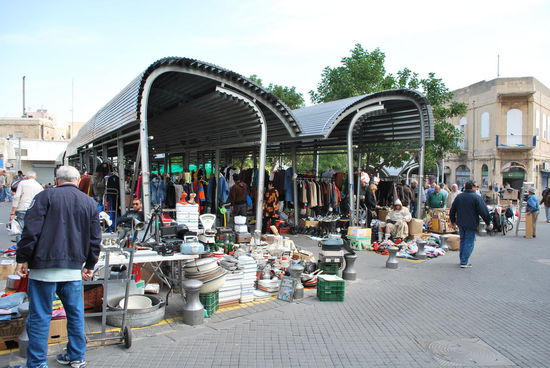 Flohmarkt auf israelisch - von Müll über Kitsch bis hin zu echten Fundstücken - Augen auf, es ist alles dabei.