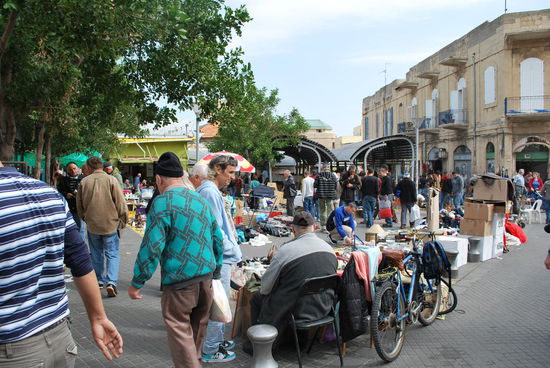 Das meiste ist Schrott, aber ein buntes Volk ist hier zugange und allein das Gucken macht Spaß !