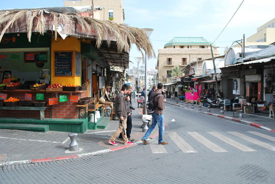 In den Seitenstraßen drumherum gibt es unzählige Trödel-Shops und Antiquitäten-Läden. Ich stöbere überall herum, finde eine Porzellanfigur, die so nach Sindbad, dem Seefahrer aussieht mit Turban und allem, kaufe sie aber nicht, weil ich befürchte, sie nicht heil nach Hause zu kriegen. Ich ärgere mich jetzt noch, das Teil nicht gekauft zu haben !!!