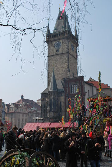 Bunter Ostermarkt vorm Altstädter Rathaus