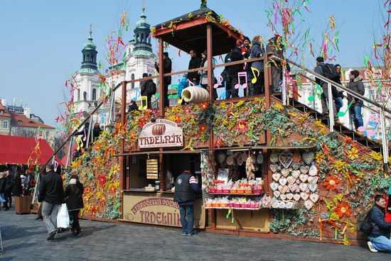 Von dieser hübsch geschmückten Aussichtsplattform hat man einen guten Blick über die Budenstadt