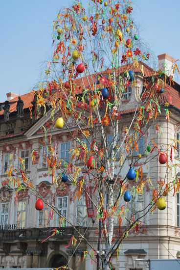 Im Hintergrund das Palais Kinských, in der sich die Nationalgalerie befindet, die Fassade ist ein rosaroter Rokoko-Traum