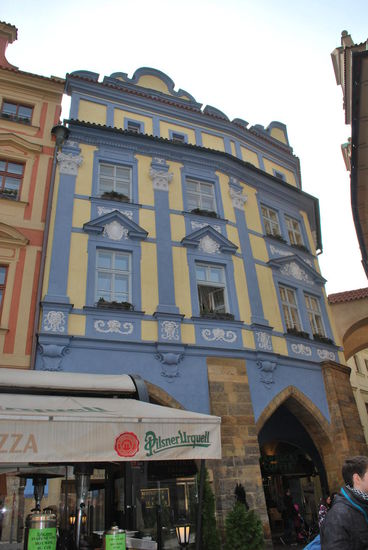 In dem blau-gelben Gebäude befindet sich Starbucks