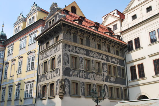 In den letzten fast 30 Jahren seit dem Fall des eisernen Vorhangs müssen die Tschechen restauriert haben, wie die Irren, um all die alten schönen Fassaden wiederherzustellen.