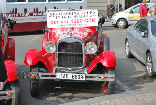 Stadtrundfahrten sind möglich per pedes, per Fahrrad, per Taxi, per Metro, per Tram, per Bus, per Hop-on-hop-off-Bus, per Kutsche, per Sedgway und per Oldtimer ! Für mich eine noch nie so gesehene Auswahl, weltweit. Bestimmt kann man auch einen Heli chartern oder sich irgendwo einen Esel organisieren...
