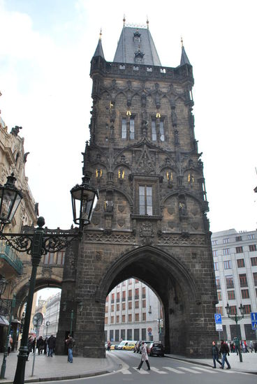 Pulvertor - einziger verbliebener Wachturm der alten befestigten Stadt Prag. Der Name kommt daher, dass hier drinnen früher ein Schiesspulvermagazin war