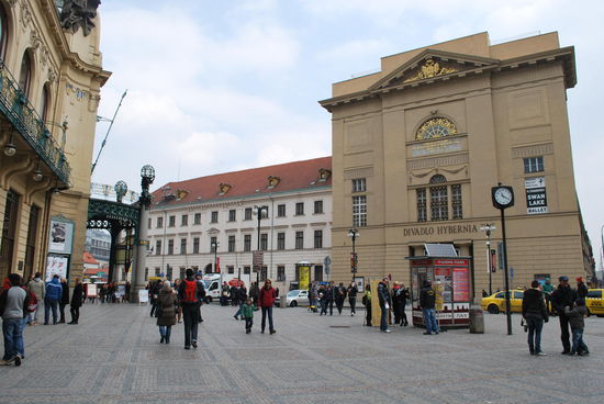 Domu U Hybernú - ein Theater in einem imposanten Empire-Bau, früher Kloster, später Finanzamt und dann verfallene Ruine bis zu Restaurierung
