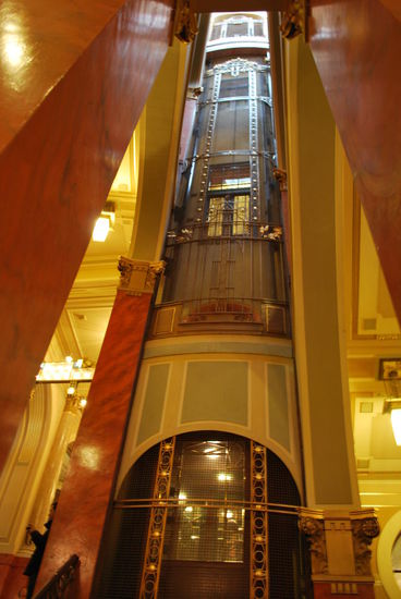 Im Obecní dúm - der Fahrstuhl