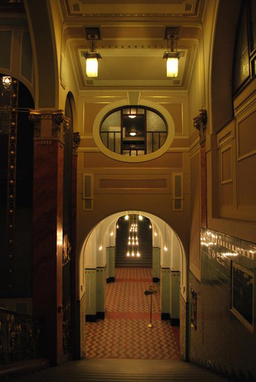 feinster Jugenstil - im Gebäude befinden sich ein Café und ein Restaurant und es werden auch hier Tickets für diverse Veranstaltungen verkauft