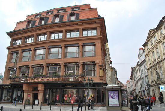 Über die Celetná (Zeltnergasse) geht es zurück in die Altstadt. Dieses Haus im kubistischen ist das Haus zur schwarzen Madonna und die kann man auch sehen.