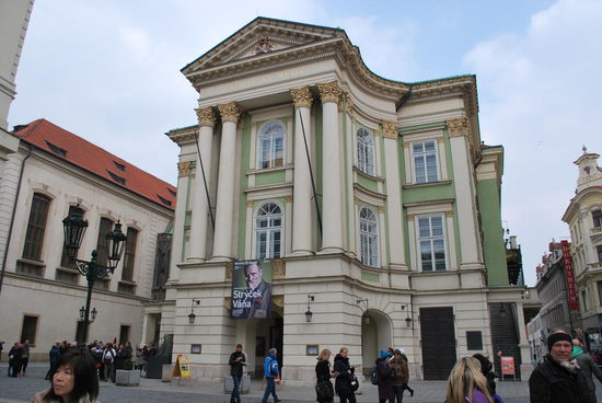 Das Ständetheater im neoklassizistischen Stil. Hier fand 1787 die Uraufführung von Mozarts "Don Giovanni" statt. Kennt ihr den Film "Amadeus" ? Prag und insbesondere dieses Theater dienten dem Filmteam als Kulisse, obwohl der Film in Wien spielt...
