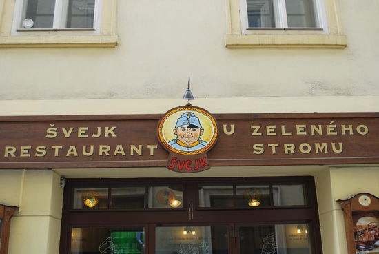 Nach dem berühmten braven Soldaten Svejk ist dieses Restaurant benannt. "Die Abenteuer des braven Soldaten Svejk" von Jaroslav Hasek ist der wohl bekannteste tschechische Roman und die Verfilmung mit Heinz Rühmann in der Hauptrolle selbst mir durchaus bekannt.