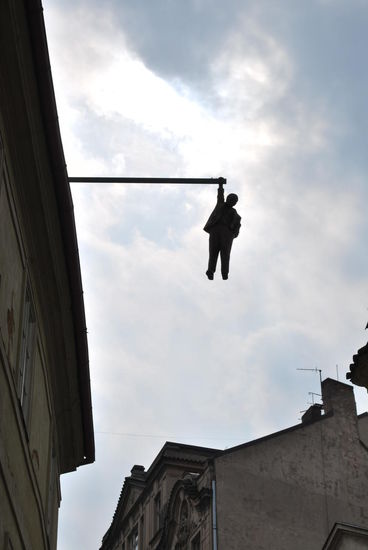 Kunst in luftiger Höhe der Gasse Husova