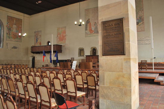 Am Betlémská Námestí (Bethlehemsplatz), der ansonsten relativ unspektakulär ist, befindet sich die Bethlehemskapelle, in der Jan Hus predigte. Das Originalgebäude wurde jedoch zerstört, der heutige Bau stammt aus dem 20. Jahrhundert und ist nicht sehr speziell oder besonders schön.