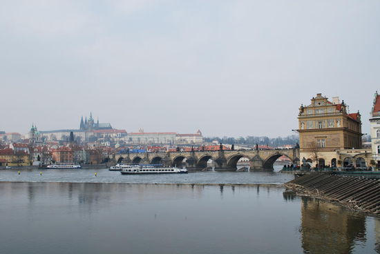 Yay !!! Das ist der Postkartenblick über Prag ! Rechts das Smetana-Museum, dann die Karlsbrücke und ganz hinten oben thront die Prager Burg.