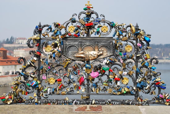 Romantisch: Prager Liebespaare verewigen sich mit Vorhängeschlössern auf der Karlsbrücke (und sonstwo).