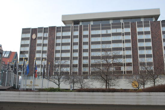 ...und zwischen all den schönen Gebäuden stellt man dann diesen Klotz hin, das Intercontinental Hotel...