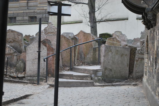 Durch´s Gittertor schiesse ich ein schnelles Foto vom alten jüdischen Friedhof, den ich so gern sehen will und ich mache noch weitere 2 Anläufe, ihn zu besuchen, aber in diesem Fall habe ich Pech. Mehr, als dies hier, werde ich nicht zu sehen bekommen.