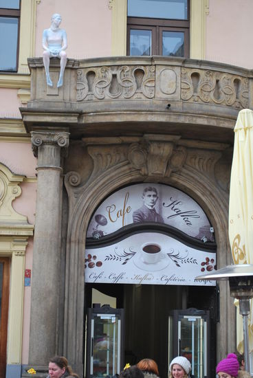 Franz Kafka Café mit Mädchen-Skulptur auf dem Balkon