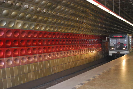 Effiziente Prager U-Bahn im 70er Design