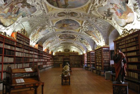 Die Bibliothek besteht aus 2 Lesesälen, alle Regale sind aus Nussbaumholz. Knapp 1 Million Bücher sind hier einsortiert. Dies ist der sogenannte theologische Saal. Hinein darf man nicht, es sei denn, man hat sich vorher angemeldet.