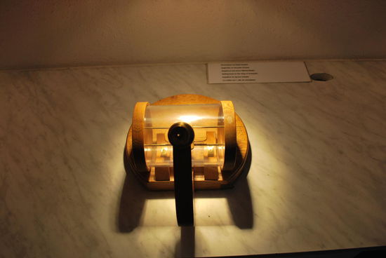 Durch ein altes Okular noch sehbar...teilweise sind aber auch ganz moderne Mikroskope aufgebaut, alle auf das Objekt perfekt eingestellt. Extrem cool !