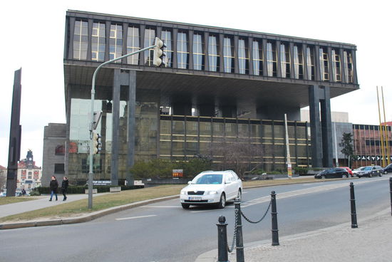 Aaargh ! Metrostation Wenzelsplatz, Architektur, die jetzt nicht so begeistert... Das war mal das Parlamentsgebäude der ehemaligen CSSR. Was es heute ist ? Keine Ahnung... war wohl auch mal ein Radiosender drin untergebracht, vielleicht immer noch ???