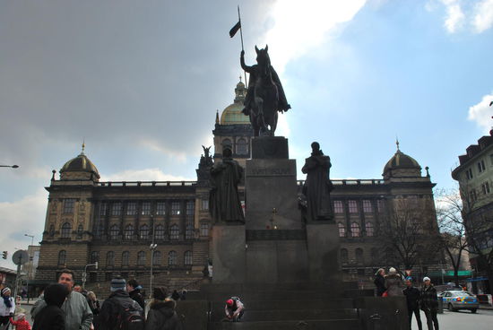 Wenzel hoch zu Ross vor dem gigantischen Nationalmuseum