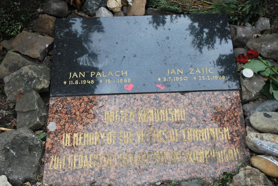 Gedenkplatte für die Studenten Jan Palach und Jan Zajic, die sich im Prager Frühling aus Protest gegen die Sowjets mit Benzin übergossen und starben.