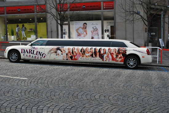 Stretch-Limousine als Werbung für das Rotlichtmilieu Prags