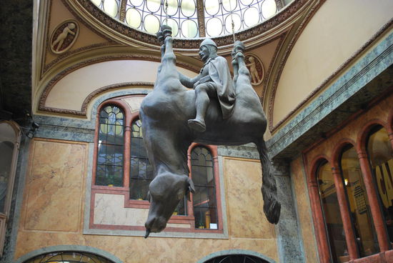 Wenzel auf umgedrehtem Pferd an der Decke der Lucerna Passage - moderne Kunst à là Prag