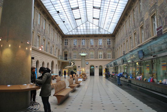 Ich bin in die Jindrisská abgebogen und werfe einen Blick in die Hauptpost von Prag, hier hat man nämlich Zweckbau mit der ursprünglichen alten Bausubstanz aufs Kunstvollste verbunden.