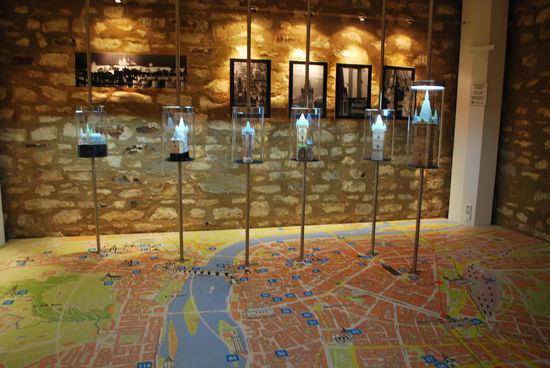 Ganz nett gemacht: Kleines Türme-Museum auf Stadtplanteppich von Prag