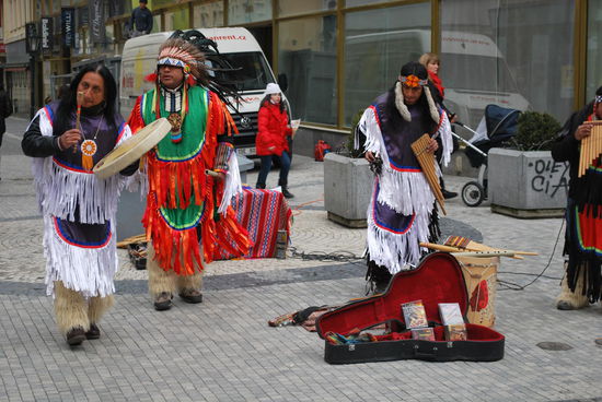 Ich bin wieder in der Fussgängerzone aufgeschlagen und was gehört in jede Fussgängerzone ? Peruanische Panflötisten in Indianerkluft, man fühlt sich gleich wie zuhause...