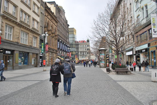 Fussgängerzone Ná Príkopé mit all den üblichen Geschäften, aber immerhin ostermontags alle geöffnet