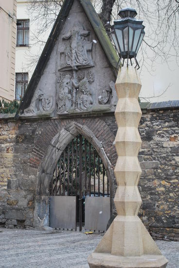 Ta dah: Das ist die einzige kubistische Strassenlaterne der Welt !!! Was sie kein Fitzelchen schöner macht. Gut versteckt ist sie auch, zurecht. Gehört in die Sammlung: "Wissen, das die Welt nicht braucht"