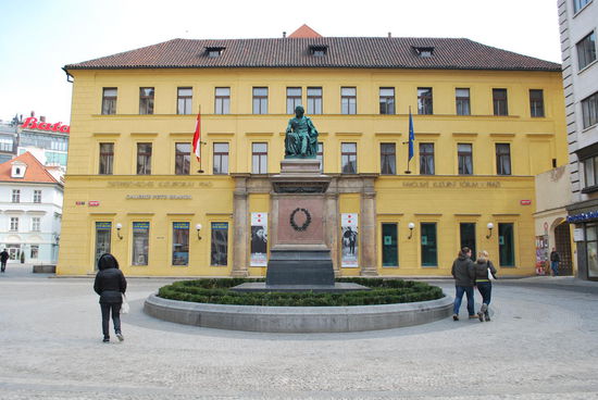 Österreichisches Kulturforum. Viel interessanter ist der Schriftzug des Schuhgeschäftes ganz links oben "Batà", wer kennt nicht Batà-Schuhe ? Eine erzählenswerte story: