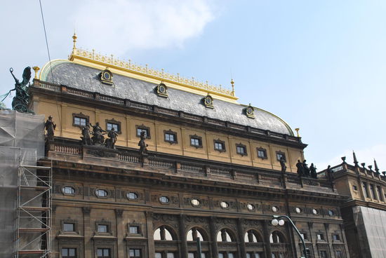 Das Nationaltheater wird gerade restauriert, aber es trägt eine goldene Krone auf dem Dach, u.a. deswegen ist Prag die goldene Stadt oder die Stadt der goldenen Dächer...