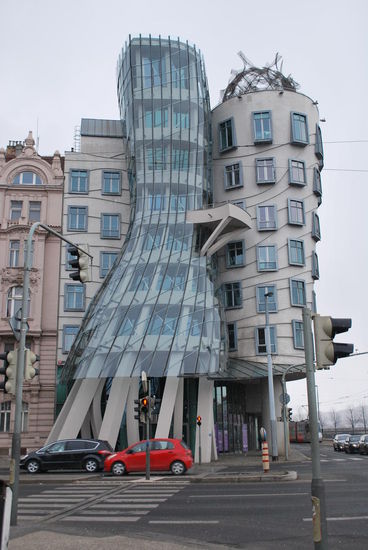 Ganz moderne Architektur und mittlerweile eines der Wahrzeichen der Stadt Prag - Tancící dum - das tanzende Haus - oder viel treffender Ginger &amp; Fred, entworfen vom kanadischen Architekten Frank O. Gehry. Gleich daneben das Haus, in dem im Dachgeschoss einst Vàclav Havel wohnte.
