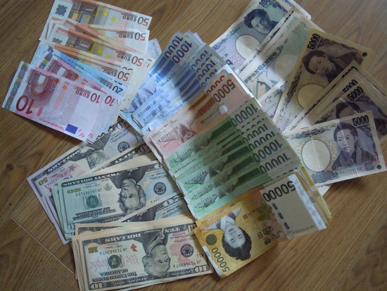 KOHLE !!! Meine Reisekasse in Yen, Won, USD und EUR und hinzu kommt noch Plastikgeld von Visa, Mastercard, Maestro und American Express