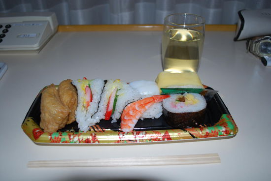 Mein Abendessen: Sushi-Teller mit Weißwein