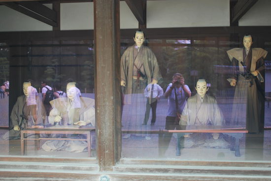 Puppen in japanischer Kleidung - vor nur wenig mehr als 100 Jahren liefen Japaner noch so rum !