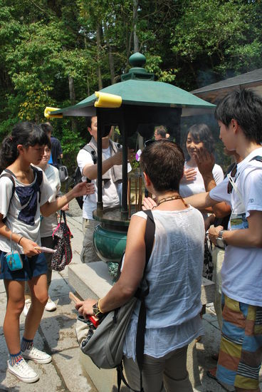 Japaner zündeln mal wieder mit Räucherstäbchen...
