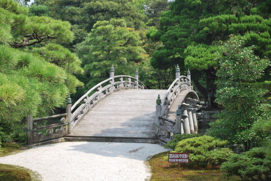 Brücken in grünen Gärten