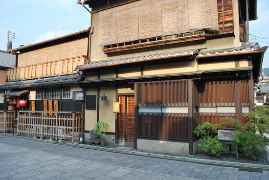 Die Fassaden in Gion wirken total abweisend. Heruntergelassene Bambusrollos, geschlossene Schiebetüren.